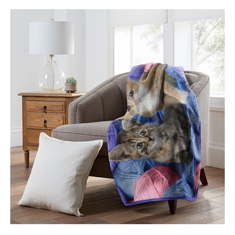 American Heritage Collection "Two Kittens with Wool" Royal Plush Raschel Throw